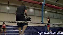 בחורה זיינת בסטרפון על ידי מתאבקת לסבית