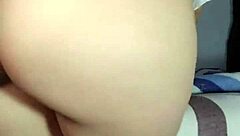 teen dances reaggaeton in mic session