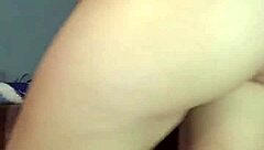 teen dances reaggaeton in mic session