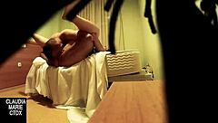 خمن إيه؟ خبأ كاميرا عشان يمسك الفتاة البدينة تعطيه شفاهية!