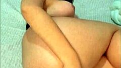 morena safada gosta de se exibir e meter a piroca na buceta