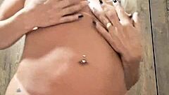 Brincando com consolo de bolinhas na buceta