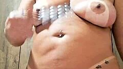 Brincando com consolo de bolinhas na buceta