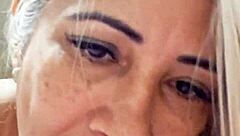 Brincando com consolo de bolinhas na buceta