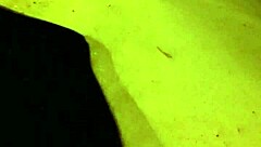 Bruna spandex içinde bacaklarını gösterir