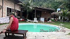 Unga brunetten Melissa Alecxander knullar paret i poolen med Myke Brazil