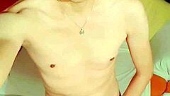 Nézd, ahogy a szégyenlős mexikói maszturbál arra a szörny faszra!