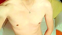 Nézd, ahogy a szégyenlős mexikói maszturbál arra a szörny faszra!