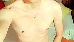 Nézd, ahogy a szégyenlős mexikói maszturbál arra a szörny faszra!