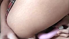 هذه الجميلة الشابة 18+ تلمس نفسها بأصابع جامحة ومستعجلة