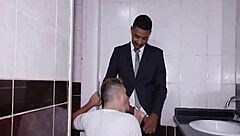 fudendo o funcionário do banheiro in a quick sneaky encounter after hours