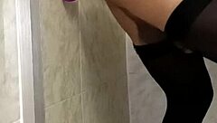Sexo con mi dildo en el baño con latina vibes
