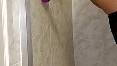 Sexo con mi dildo en el baño con latina vibes