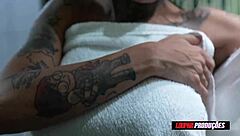 Bruna brasiliana Evelyn Buarque cavalca duro in stile cowgirl