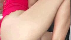 latina hermosa no puede aguantar sus ganas de coger se mete lo primero que encuentra en su cosina, desperate for sex