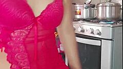 latina hermosa no puede aguantar sus ganas de coger se mete lo primero que encuentra en su cosina, desperate for sex