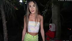 Макензи Мейс се навежда за див секс в парка