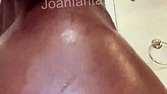joanfantasy untada de óleo brincando com plug no cu
