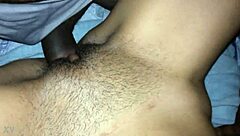 Tynd pige med stor røv engagerer sig i casual narrativ scene