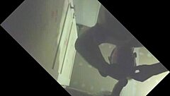 Etalon couilles pleines gros juteur se fait purger en glory hole