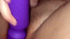 Kom klaar door spelen met mijn natuurlijke tieten en rukken van deze grote pik