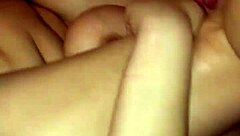 Kom klaar door spelen met mijn natuurlijke tieten en rukken van deze grote pik