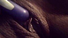 Me encanta masturbar mi coño rapado con juguetes.