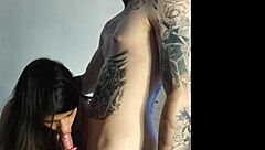 لاتينية تشعر بلذة قوية أثناء الاستمناء