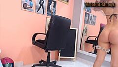 Gerla, gadis muda 18+ hebat, masturbasi dengan mainan di webcam.