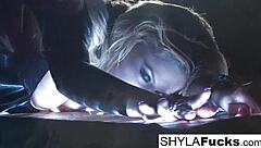 شيلا ستايلز الساخنة تعرض مهاراتها في تدخين الجنس!