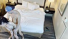 جميلة صغيرة موشومة 18+ في وضعية الكلبة العادية