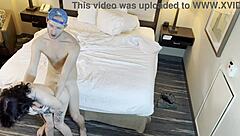 جميلة صغيرة موشومة 18+ في وضعية الكلبة العادية