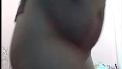 Bailando sensual en la noche con ritmo latino