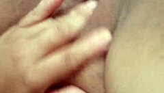 Orgasmo Intenso Solo de Punheta Viciante nos Peitinhos Pequenos 18+