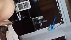 Moja žena razkazuje obrito pičko in velike joške za cumshot