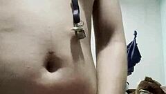 Probando Juguetes Travesti En Acto Provocativo