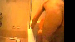 Amateur Italian guy licks pussy in bathtub 😏