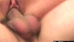 Dagfs zeigt schwanzhungrige Alexandra Bell, die brünette Teen 18+ mit natürlichen Titten, wie sie große Schwänze online aussucht