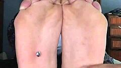 ¡Guau, mira esta acción extrema con pies, es totalmente loca! 😱