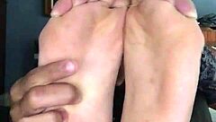 ¡Guau, mira esta acción extrema con pies, es totalmente loca! 😱