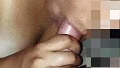 le chupo muy rico su rica verga blanca a mi esposo para que despu�s se ponga condon y pueda montarlo hasta que se corre en el condon