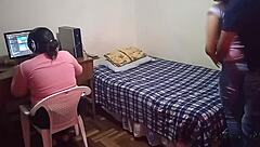 Gamer kız beni oynamaya bırakmıyor ve ceza olarak keşfedilmeden önce onu sikiyorum, neredeyse yakalanıyoruz ama çok güzeldi