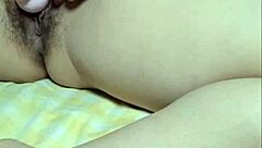 Ázsiai nagy cicis nő baszogatja nedves puncáját játékszerrel maszturbációban