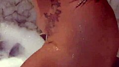 mira que rico muevo en jacuzzi ven papi divertirnos