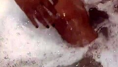mira que rico muevo en jacuzzi ven papi divertirnos