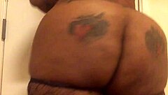 Babe Ebony Goyang Pantat Besar Liar Di Rumah Tanpa Had!