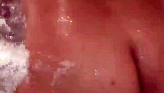 mira que rico muevo en jacuzzi ven papi divertirnos