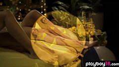 享受户外按摩这brunette美女自然大奶！