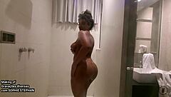 يا ربي، شوفوا سوفي ستيفان وهي منحنية بملابس داخلية في كواليس ساخنة!