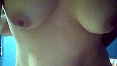 قضيب عملاق يُسحق بعمق في مؤخرة ضيقة مع لعب ديلدو جامح، واوه!